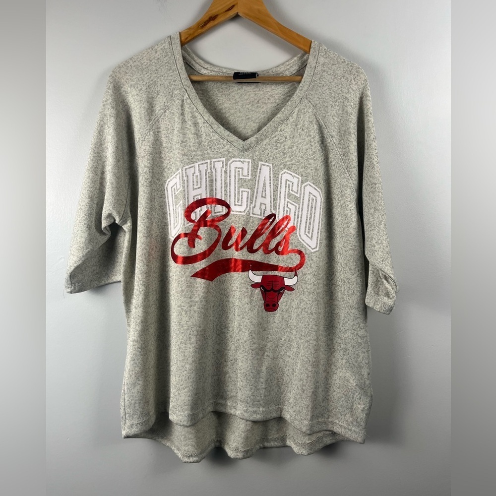 New Chicago Bulls Shirt Women's Large Gray Knit 3/4 Sleeve V-Neck Metallic Logo